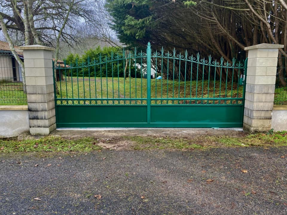 Portail battant vert — Décoration d'extérieur